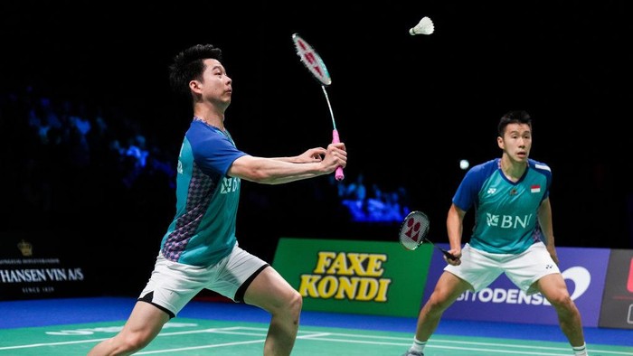 Momen Fajar/Rian Juara Denmark Open, Menang Dramatis Atas Kevin/Marcus ODENSE, DENMARK - OCTOBER 23: Fajar Alfian (Back) and Muhammad Rian Ardianto of Indonesia compete in the Men's Double Final match against Marcus Fernaldi Gideon and Kevin Sanjaya Sukamuljo of Indonesia during day six of the Denmark Open at Jyske Bank Arena on October 23, 2022 in Odense, Denmark. (Photo by Shi Tang/Getty Images)