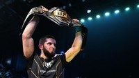 Makhachev sendiri mempersembahkan gelar juaranya untuk Khabib dan ayahnya, Abdulmanap. Kedua sosok itu dinilai telah berhasil menempanya sampai bisa menjadi seperti sekarang. Chris Unger/Zuffa LLC/Getty Images