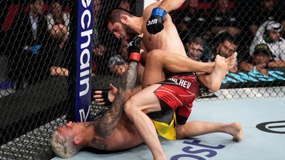 Momen Islam Makhachev Kalahkan Oliveira dan Raih Sabuk Juara
