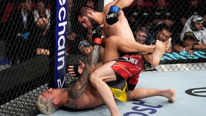 Momen Islam Makhachev Kalahkan Oliveira dan Raih Sabuk Juara ABU DHABI, UNITED ARAB EMIRATES - OCTOBER 22: (R-L) Islam Makhachev of Russia battles Charles Oliveira of Brazil in their UFC lightweight championship fight during the UFC 280 event at Etihad Arena on October 22, 2022 in Abu Dhabi, United Arab Emirates. (Photo by Chris Unger/Zuffa LLC)