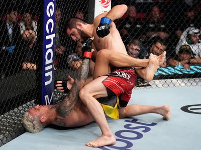 Momen Islam Makhachev Kalahkan Oliveira dan Raih Sabuk Juara