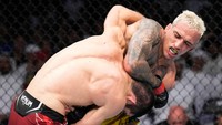 Oliveira sebelumnya dijagokan memenangi duel tersebut. Selain berstatus mantan pemilik sabuk juara, fighter Brasil itu juga memegang catatan belum terkalahkan di 11 kali duel terakhir. Sementara Makhachev menjadi penantang, dengan berstatus belum kalah di 10 kali pertarungan. Namun, keberadaannya di kubu Khabib Nurmagomedov membuatnya digadang-gadang menyulitkan Oliveira.