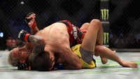Namun, keberadaannya di kubu Khabib Nurmagomedov membuatnya digadang-gadang menyulitkan Oliveira dan benar saja, Makhachev bisa mengatasi perlawanan Oliveira di Abu Dhabi.  Giuseppe Cacace/AFP/Getty Images