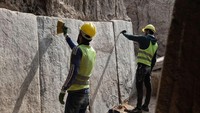 Para pekerja Irak menggali relief pahatan batu yang baru-baru ini ditemukan di Gerbang Mashki, salah satu gerbang monumental ke kota kuno Niniwe di Asiria, di pinggiran kota Mosul di Irak utara, Rabu, (19/10/2022).