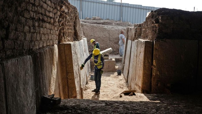 Pahatan Kuno Berusia Ribuan Tahun Selamat dari Gempuran Isis, Begini Rupanya Iraqi workers excavate a rock-carving relief recently found at the Mashki Gate, one of the monumental gates to the ancient Assyrian city of Nineveh, on the outskirts of what is today the northern Iraqi city of Mosul on October 19, 2022. (Photo by Zaid AL-OBEIDI / AFP) (Photo by ZAID AL-OBEIDI/AFP via Getty Images)