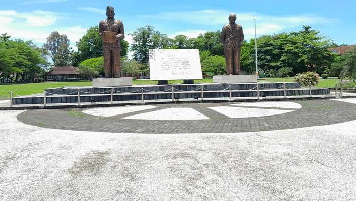 Patung Soekarno-Hatta di Lapangan Merdeka Pangandaran