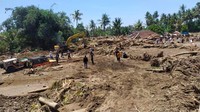 Sebanyak 30 kendaraan offroad seluruh Bali dikerahkan dalam proses pembersihan material kayu dan lumpur di rumah warga Lingkungan Bilukpoh Kangin, Kelurahan Tegalcangkring, Kecamatan Mendoyo, Kabupaten Jembrana. Foto: Istimewa