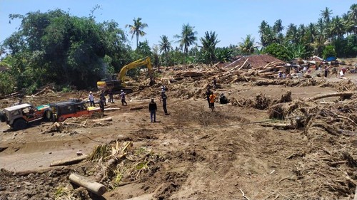 Pembersihan kayu dan lumpur di rumah warga Bilukpoh, Jembrana, Bali, pascabanjir bandang.