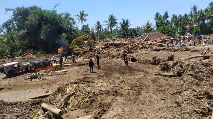 Pembersihan kayu dan lumpur di rumah warga Bilukpoh, Jembrana, Bali, pascabanjir bandang. Pembersihan kayu dan lumpur di rumah warga Bilukpoh, Jembrana, Bali, pascabanjir bandang.