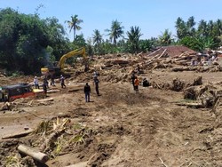 Sebanyak 30 kendaraan offroad seluruh Bali dikerahkan dalam proses pembersihan material kayu dan lumpur di rumah warga Lingkungan Bilukpoh Kangin, Kelurahan Tegalcangkring, Kecamatan Mendoyo, Kabupaten Jembrana. Foto: Istimewa