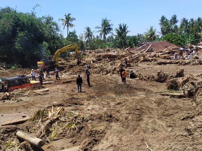 Pembersihan kayu dan lumpur di rumah warga Bilukpoh, Jembrana, Bali, pascabanjir bandang.