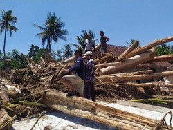Mobil offroad dikerahkan untuk mengangkat dan membersihkan material terbawa banjir bandang yang menimpa rumah warga. Foto: Istimewa