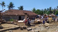Bupati Tamba menjelaskan, pembersihan tidak dilakukan menggunakan alat berat karena dikhawatirkan justru akan merusak rumah warga. Pihaknya mengerahkan segala potensi yang ada untuk pembersihan pascabanjir bandang. Foto: Istimewa
