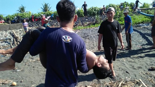 Korban terseret arus di Pantai Rambutsiwi, Jembrana, Bali diselamatkan warga sekitar, Minggu (23/10/2022).