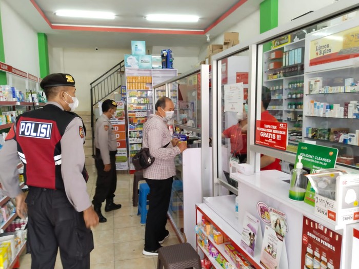 Personel Polres Tabanan melakukan pengawasan terkait penarikan sejumlah merek obat sirup di sejumlah apotek atau toko obat, Minggu (23/10/2022). (Istimewa)