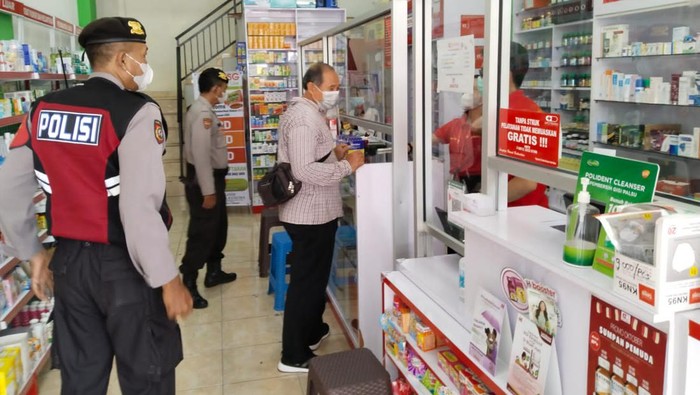 Personel Polres Tabanan melakukan pengawasan terkait penarikan sejumlah merek obat sirup di sejumlah apotek atau toko obat, Minggu (23/10/2022). (Istimewa)