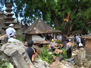 16 Palinggih di Karangasem Hancur Tertimpa Dahan Pohon