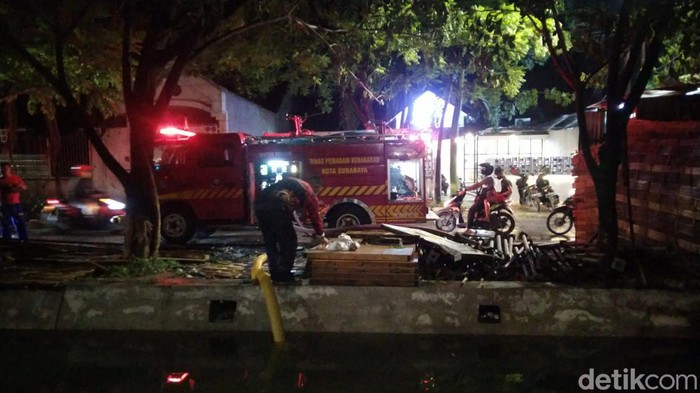 Petugas Dinas Damkar bantu sedot air tangani banjir di Surabaya