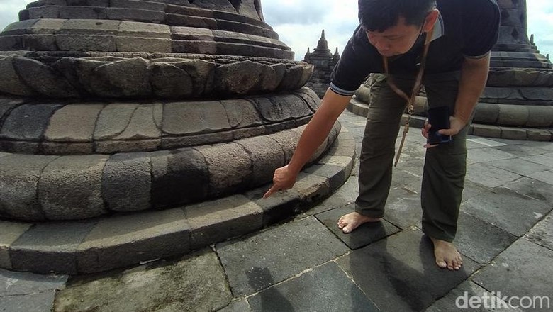 Petugas menunjukkan goresan tanda bintang penanda stupa yang pernah rusak akibat serangan bom di Candi Borobudur.