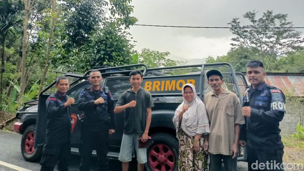 Personel Batalyon A Pelopor dari Satuan Brimob Polda Sulawesi Selatan (Sulsel) Ipda Purwanto membagikan 1.000 botol Pupuk Hayati Cair Bio Teratai racikannya kepada para petani secara gratis.