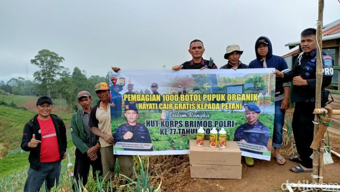 Personel Batalyon A Pelopor dari Satuan Brimob Polda Sulawesi Selatan (Sulsel) Ipda Purwanto membagikan 1.000 botol Pupuk Hayati Cair Bio Teratai racikannya kepada para petani secara gratis.