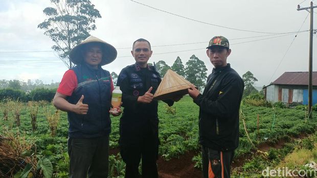 Personel Batalyon A Pelopor dari Satuan Brimob Polda Sulawesi Selatan (Sulsel) Ipda Purwanto membagikan 1.000 botol Pupuk Hayati Cair Bio Teratai racikannya kepada para petani secara gratis.