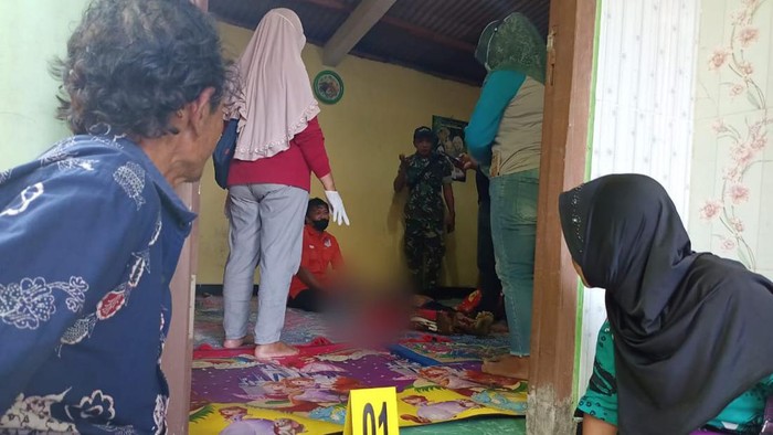 Polisi olah TKP ibu dan anak tenggak racun di Tulungagung