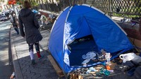Mereka tinggal di pinggir jalan dengan mendirikan tenda.