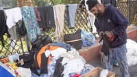 Mereka membawa barang-barang bawaannya yang terlihat seperti tumpukan sampah.