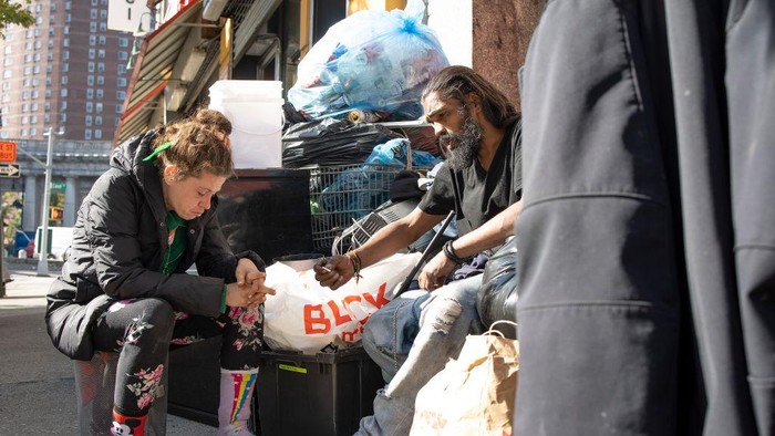 Potret Gelandangan di Negara Super Power yang Disinggung Sri Mulyani NEW YORK, NY - OCTOBER 12: A small group of homeless who have received a notice from the city of a scheduled sweep of their encampment move their belongings across the street, October 12, 2022, in the Chinatown neighborhood of New York City, New York. (Photo by Andrew Lichtenstein/Corbis via Getty Images)