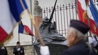 Monumen ini terletak di depan balai kota di Suippes, bagian dari wilayah timur laut Prancis yang menyaksikan pertempuran besar selama Perang Dunia I. Penempatan tersebut mengakui peran penting yang dimainkan anjing di tentara AS dan Eropa saat itu.