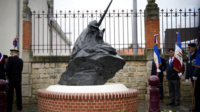 Prancis Bikin Monumen untuk Hormati Anjing Pahlawan, Begini Penampakannya A sculpture by French-Columbian artist Milthon shows a WWI French soldier and his dog huddled together, during a ceremony in Suippes, eastern France, Thursday, Oct. 20, 2022. France inaugurated on Thursday its first memorial paying tribute to all