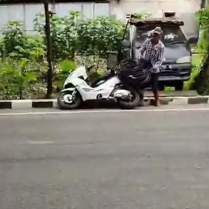 Pria diduga pencurian kabel KAI di Jalan Ahmad Yani