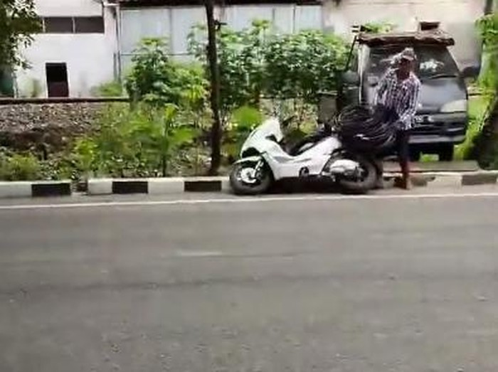 Pria diduga pencurian kabel KAI di Jalan Ahmad Yani