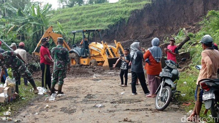 Proses pembersihan material longsor di Desa Ngrendeng