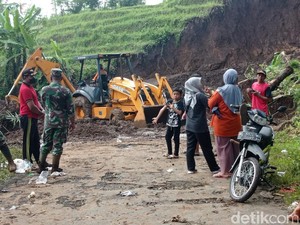 Tebing 10 Meter di Blitar Longsor, Akses Jalan Desa Terputus