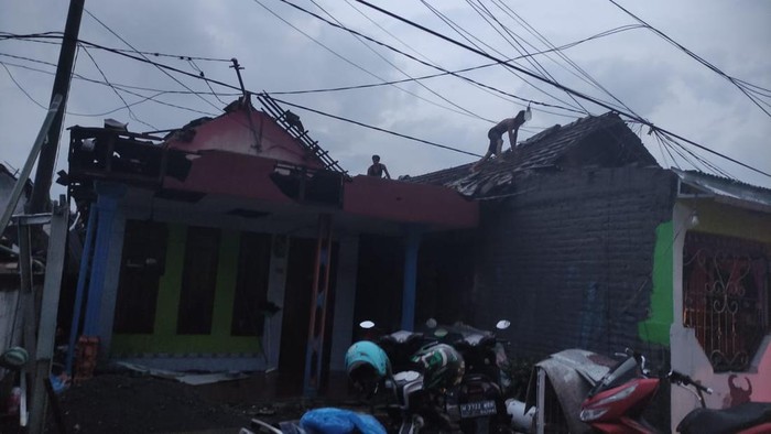 puting beliung sidoarjo sebabkan ratusan rumah di sidokepung rusak