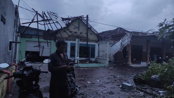 puting beliung sidoarjo sebabkan ratusan rumah di sidokepung rusak