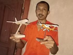 Pria di Penebel Tabanan Sulap Limbah Kayu Jadi Miniatur Pinisi-Pesawat