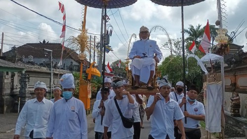 Raja Tabanan, Ida Cokorda Anglurah Tabanan, ditandu dalam ritual Lunga ke Taman Sari di salah satu wilayah subak di Tabanan. (istimewa)