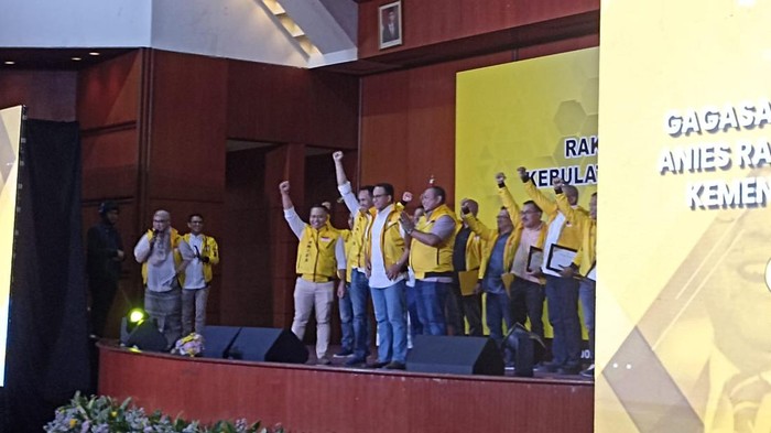 Dalam acara Rakernas Go-Anies itu, Anies Baswedan disematkan rompi kuning oleh relawan. Anies awalnya hanya memakai kemeja berwarma putih. Sedangkan para relawan telah memakai rompi dan jaket kuning bertuliskan Go-Anies Presiden untuk Semua.