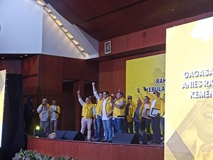 Rakernas Relawan Go-Anies: Ada Kader Golkar, Anies Dipakaikan Rompi Kuning