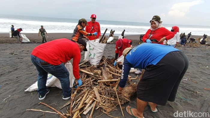 Relawan membersihkan sampah di Pantai Trisik, Kulon Progo, Minggu (23/10/2022).