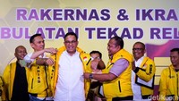 Dalam deklarasi, Anies disematkan rompi berwarna kuning oleh relawan Go-Anies.