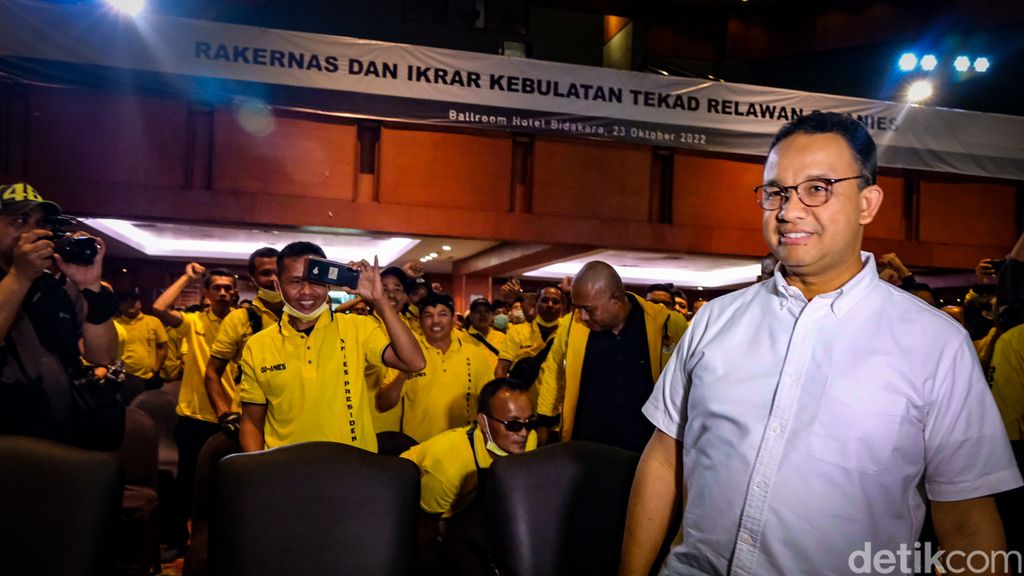 Relawan Go-Anies mendeklarasikan Anies Baswedan sebagai capres 2024. Eks Gubernur DKI Jakarta itu disematkan rompi kuning dari relawan, Minggu, 23/10/2022.