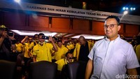 Ketika memasuki auditorium pada pukul 13.50 WIB, Anies disambut oleh riuh tepuk tangan relawan Go-Anies sambil menyanyikan lagu Maju Tak Gentar.