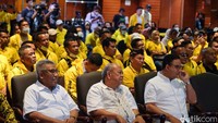 Anies terlihat memakai kemeja putih. Kedatangannya disambut oleh para relawan yang sudah menunggu.