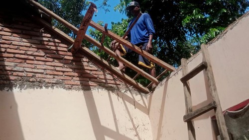 Rumah warga di Narmada tertimpa pohon aren atau pohon tuak, Sabtu (22/10/2022).