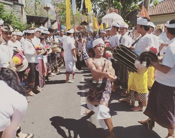 Sejumlah krama di Desa Adat Seraya, Karangasem, Bali, mengikuti madewa ayu lalu narat atau menusukkan keris ke tubuhnya.