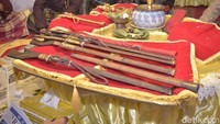 Berbagai senjata pusaka peninggalan Raja Bone juga tersimpan di Arajang. Diantaranya adalah pedang Latea Riduni, keris Lamakkawa, Alameng Tata Rapeng, dan tombak yang bernama La Salaga.  (Agung Pramono/detikSulsel)